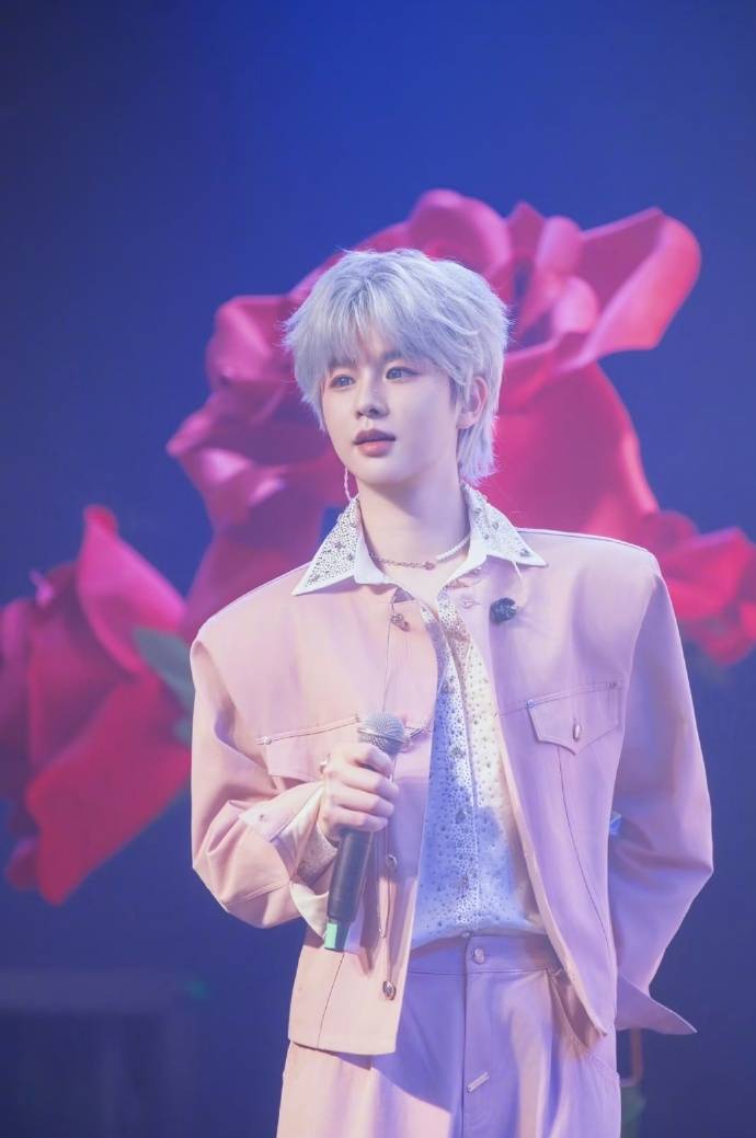 原创
            32岁知名歌手宣布回乡干团播，曾是红极一时偶像，北漂已10年相关配图