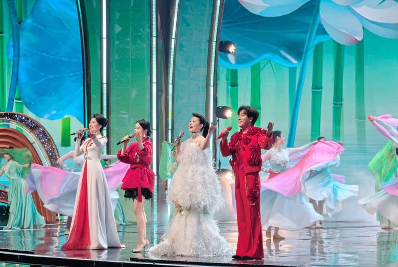 周深洛琦春晚舞台温情互动 前后接档引爆全网相关配图