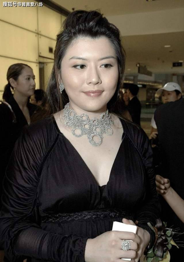 原创
            向太直播回应“拿烟头烫继女”，崩溃感慨后妈不好当，看完太唏嘘